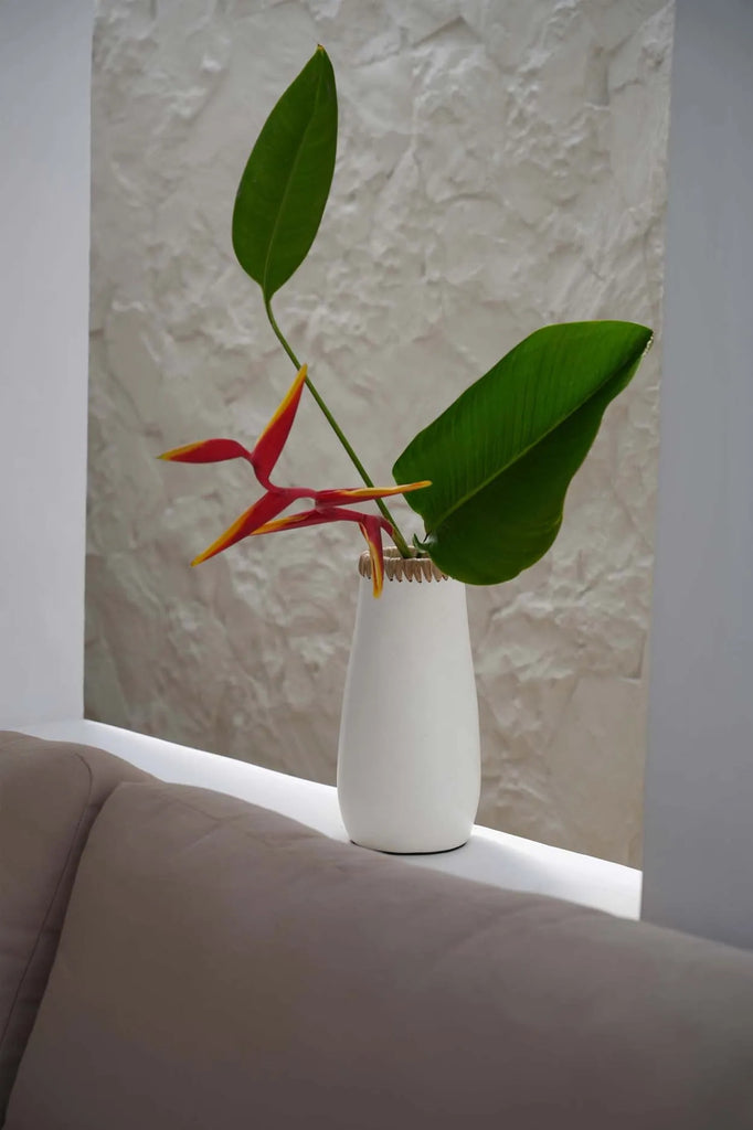 SNEAKY Vase - White