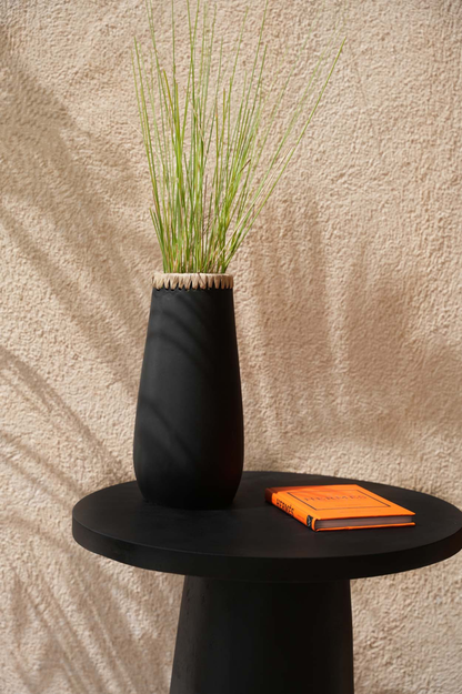 SNEAKY Vase - Black